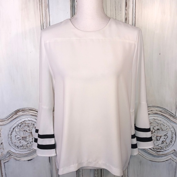 Forever 21 Round Neck Flutter Sleeves Boxy Cut Winter White Top Size M - Picture 1 of 9